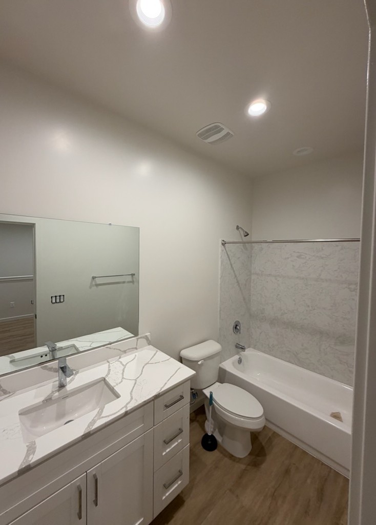 Freshly painted apartment bathroom walls and ceiling by Grand Canyon Painting and Drywall in Tucson, AZ